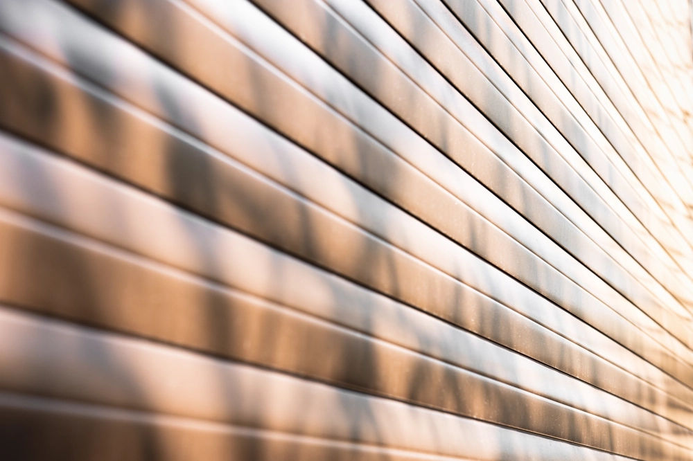 Geschlossene Aluminium-Rollläden mit horizontalen Profilen und Schattenwurf
