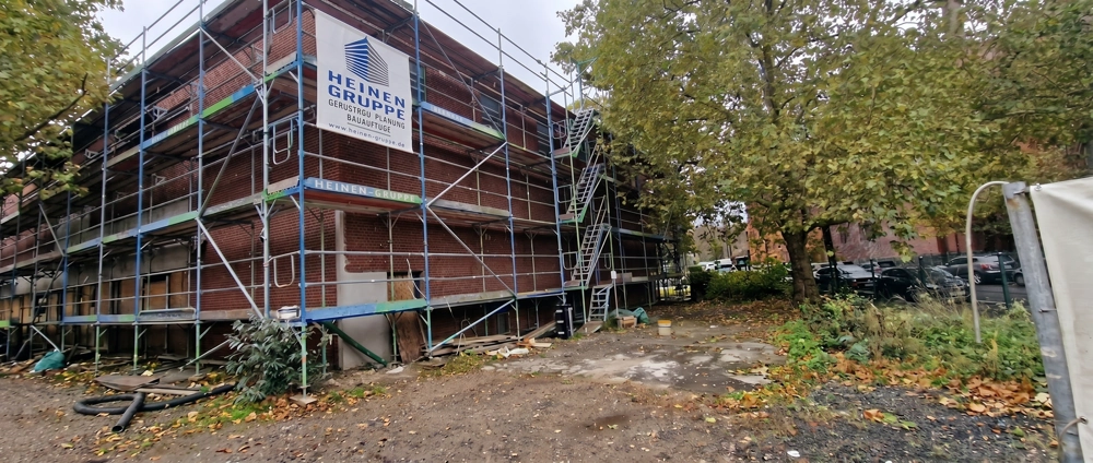 Gerüst an zweigeschossiger Klinkerfassade für Fassadensanierung