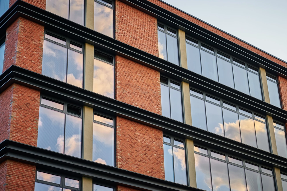 Moderne rotbraune Klinkerfassaden mit großen Aluminiumfenstern und klarer Linienführung
