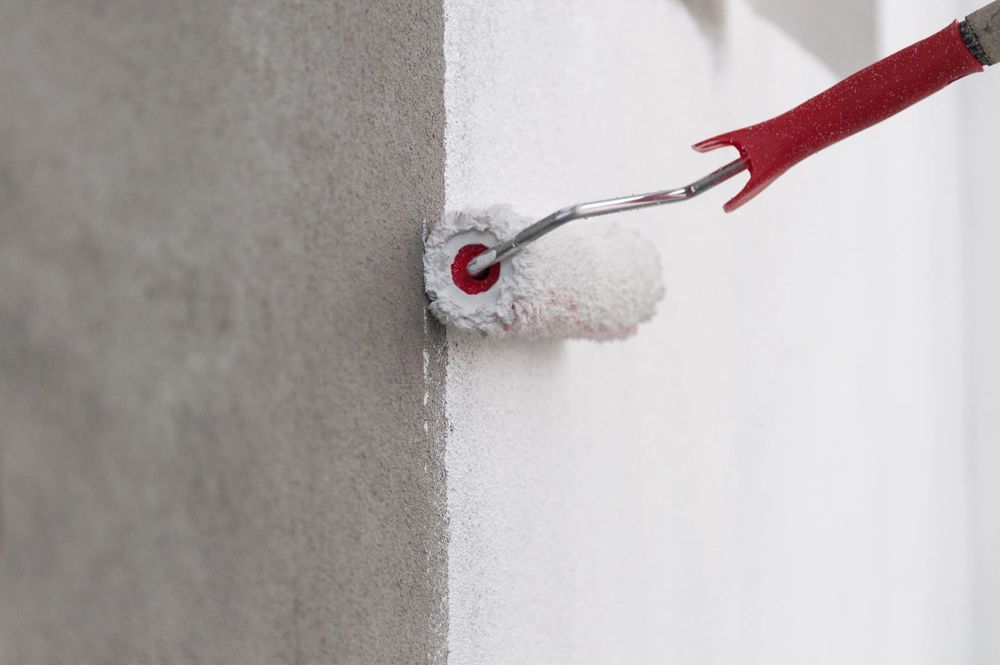 Fassadenanstrich mit Farbrolle auf glatter Außenwand